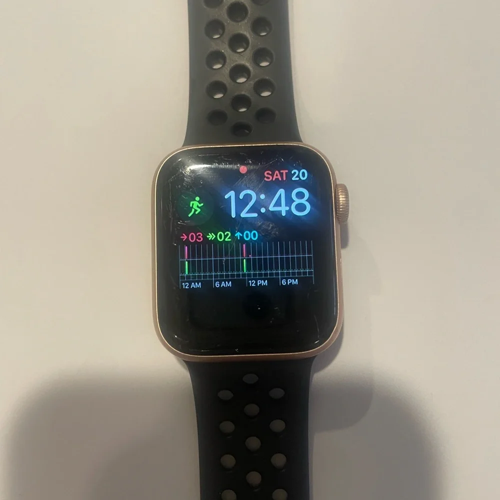 Apple Watch Series 4 40mm 16 GB Rose Gold w/ Black Nike Sports Band